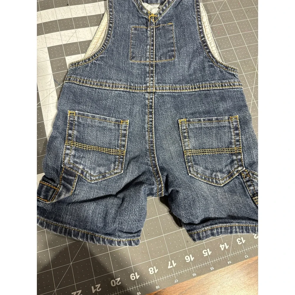 Genuine kids by‎ Oshkosh size 18 months  bib shorttails